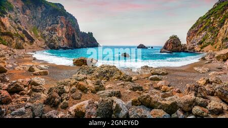 Dramatischer Sonnenaufgang im Frühling am Strand von Gyali. Malerische Morgendüche des Ionischen Meeres. Fantastische Outdoor-Szene der Insel Korfu, Griechenland, Europa. Die Schönheit von Stockfoto