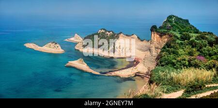 Panoramablick auf den Cape Drastis Themenpark. Beeindruckende Morgenseelandschaft des Ionischen Meeres. Schöne Außenlandschaft von Korfu Insel, Griechenland, Europa. Beau Stockfoto