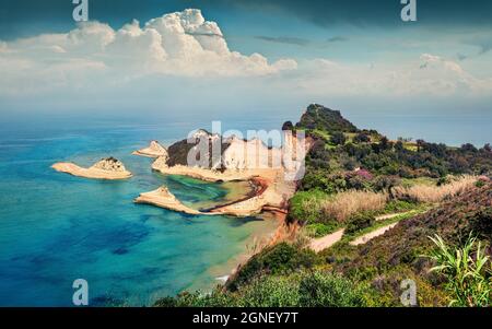 Atemberaubender Blick auf den Cape Drastis Themenpark. Beeindruckende Morgenseelandschaft des Ionischen Meeres. Wunderschöne Outdoor-Szene von Korfu, Griechenland, Europa. Beaut Stockfoto