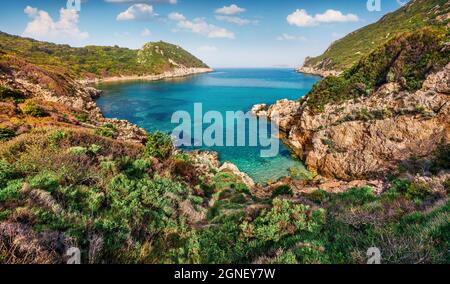 Sonniger Frühlingsblick auf Pirates Bay, Porto Timoni, Afionas Dorflage. Wunderschöne Morgenseeküste des Ionischen Meeres. Fantastische Außenaufnahme von Korfu i Stockfoto