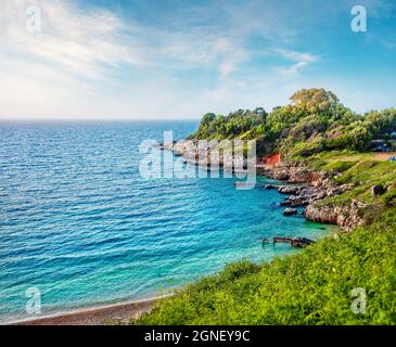 Faszinierender Blick auf den Kanoni Beach im Frühling. Farbenfrohe Morgenseeküste des Ionischen Meeres. Beeindruckende Outdoor-Szene von Kassiopi Dorf und Resort, Korfu isran Stockfoto