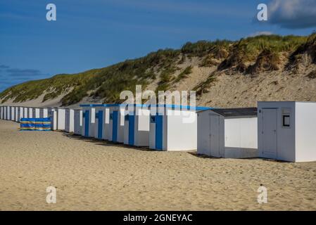 Texel, Niederlande. August 2021. Die Strandhäuser liegen am Strand der Watteninsel Texel. Hochwertige Fotos Stockfoto