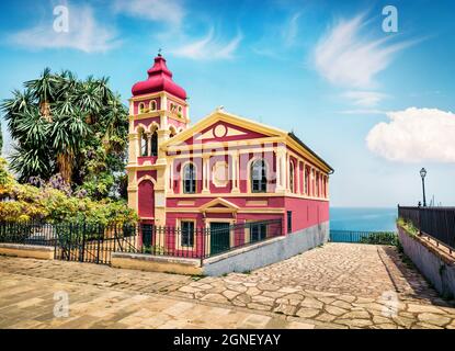 Schöne Frühlingsansicht der Mandrakinas Kirche. Sonniger Morgen Stadtbild von Korfu-Stadt, Hauptstadt der griechischen Insel Korfu, Griechenland, Europa. Reisen CO Stockfoto