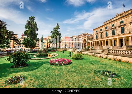 Sonnige Frühlingsansicht des Museums für Asiatische Kunst.Bunte morgendliche Stadtansicht von Korfu-Stadt, Hauptstadt der griechischen Insel Korfu, Griechenland, Europa. Reisen CO Stockfoto