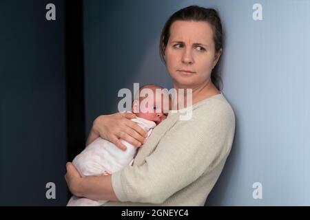 Mutter mit Baby, das an einer postnatalen Depression leidet Stockfoto