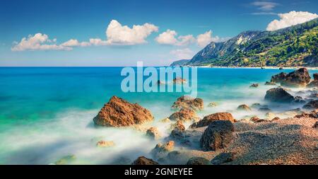 Panoramablick auf den Frühling auf den Strand von Avali. Fantastische morgendliche Meereslandschaft des Ionischen Meeres. Aufregende Outdoor-Szene auf der Insel Lefkada, Griechenland, Europa. Die Schönheit von na Stockfoto