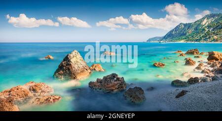 Panoramablick auf den Frühling auf den Strand von Avali. Herrliche Morgendüse des Ionischen Meeres. Romantische Outdoor-Szene der Insel Lefkada, Griechenland, Europa. Die Schönheit von na Stockfoto