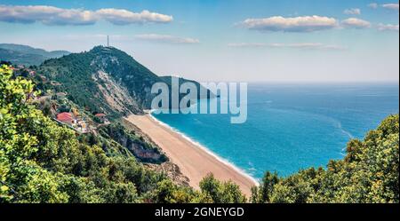 Malerischer Blick auf den Strand von Milos. Panoramablick auf die morgendliche Meereslandschaft des Ionischen Meeres. Luftaufnahme der Insel Lefkada, Griechenland, Europa. Die Schönheit von na Stockfoto