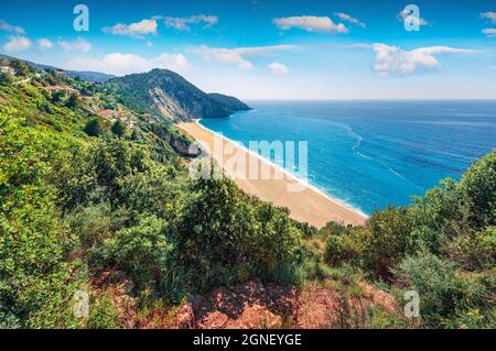 Atemberaubende Aussicht auf den Strand von Milos. Aufregende Morgenseelandschaft des Ionischen Meeres. Luftaufnahme der Insel Lefkada, Griechenland, Europa. Die Schönheit von na Stockfoto