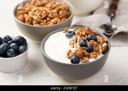 High-Angle-Schalen Frühstück Müsli mit Heidelbeeren Joghurt. Hohe Qualität und Auflösung schönes Fotokonzept Stockfoto