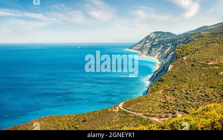 Luftaufnahme von der Quelle des Egremni Beach. Farbenfrohe Morgenseelandschaft des Ionischen Meeres. Wunderschöne Outdoor-Szene auf der Insel Lefkada, Griechenland, Europa. Die Schönheit von Natu Stockfoto