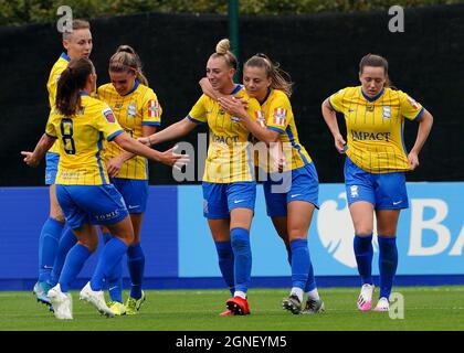 Jade Pennock (Mitte) von Birmingham City feiert den Torreigen während des Spiels der FA Women's Super League im Walton Hall Park, Liverpool. Bilddatum: Samstag, 25. September 2021. Stockfoto