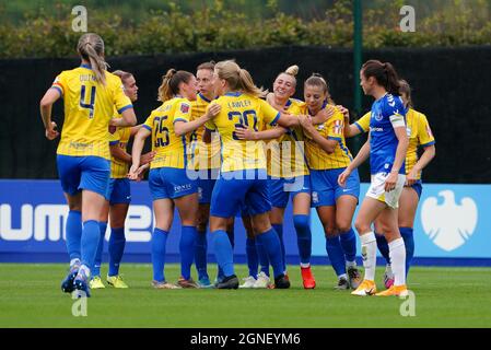 Jade Pennock von Birmingham City (Dritter, rechts) feiert den Torreigen während des Spiels der FA Women's Super League im Walton Hall Park, Liverpool. Bilddatum: Samstag, 25. September 2021. Stockfoto