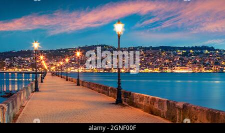 Fantastische abendliche Stadtansicht der Stadt Argostolion, ehemalige Gemeinde auf der Insel Kefalonia, Ionische Inseln, Griechenland. Panoramischer Frühling Seestücke von Stockfoto