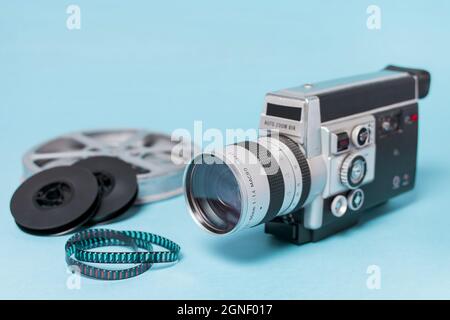 Filmrollen Filmstreifen Vintage Camcorder blauer Hintergrund. Hohe Qualität und Auflösung schönes Fotokonzept Stockfoto