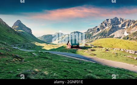 Farbenfroher Sommeraufgang am Sedlo Pass. Malerischer Blick auf Durmitor National PRK, Montenegro, Europa. Schöne Welt der mediterranen countri Stockfoto