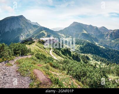 Herrliche Aussicht vom Gipfel der Seilbahn über den Königsee auf den Schneibstein Bergrücken. Der helle Sommermorgen an der Grenze zwischen Deutschland und Österreich Stockfoto