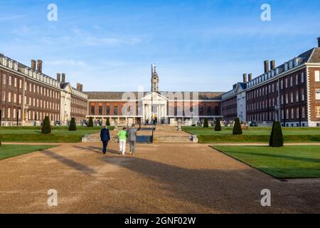 Figure Court und die langen Stationen im Royal Hospital Chelsea, südwestlich von London SW3 an einem sonnigen Tag mit blauem Himmel im September 2021 Stockfoto