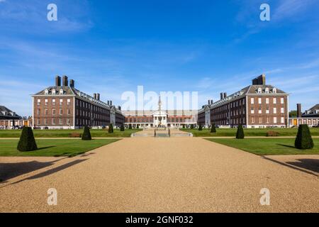 Figure Court und die langen Stationen im Royal Hospital Chelsea, südwestlich von London SW3 an einem sonnigen Tag mit blauem Himmel im September 2021 Stockfoto