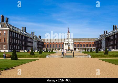 Figure Court und die langen Stationen im Royal Hospital Chelsea, südwestlich von London SW3 an einem sonnigen Tag mit blauem Himmel im September 2021 Stockfoto