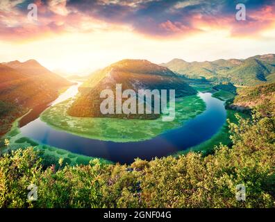 Luftaufnahme der Schlucht von Rijeka Crnojevica Fluss, Skadar See Lage. Dramatischer Sommeraufgang der montenegrinischen Landschaft. Schöne Welt von Mediterr Stockfoto