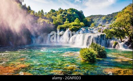 Panoramablick auf den Wasserfall Skradinski Buk im Sommer. Fantastische Morgenszene des Nationalparks Krka, Lage des Dorfes Lozovac, Kroatien, Europa. Wunderschön Stockfoto