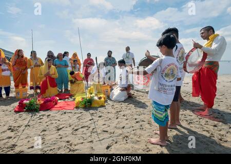 Hindu-Gläubige bringen ihren Göttern und Göttinnen bei einem Ganga- und Kateri-Amma Poosai-Gottesdienst in Jamaica Bay in Queens, New York City, Opfergaben zu. Stockfoto