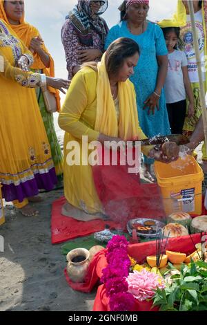 Hindu-Gläubige bringen ihren Göttern und Göttinnen bei einem Ganga- und Kateri-Amma Poosai-Gottesdienst in Jamaica Bay in Queens, New York City, Opfergaben zu. Stockfoto