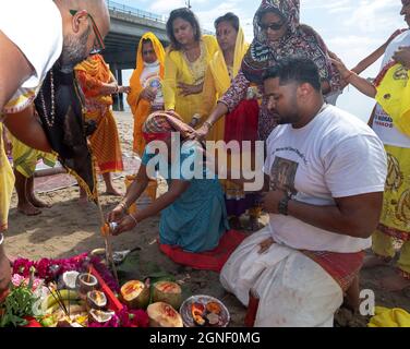 Hindu-Gläubige bringen ihren Göttern und Göttinnen bei einem Ganga- und Kateri-Amma Poosai-Gottesdienst in Jamaica Bay in Queens, New York City, Opfergaben zu. Stockfoto