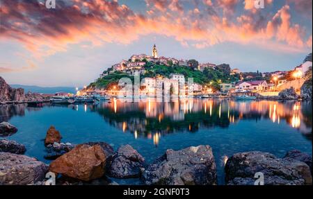 Atemberaubende abendliche Stadtansicht der Stadt Vrbnik. Dramatische Sommerseekape der Adria, Insel Krk, Kvarner Bucht Archipel, Kroatien, Europa. Wunderschön Stockfoto