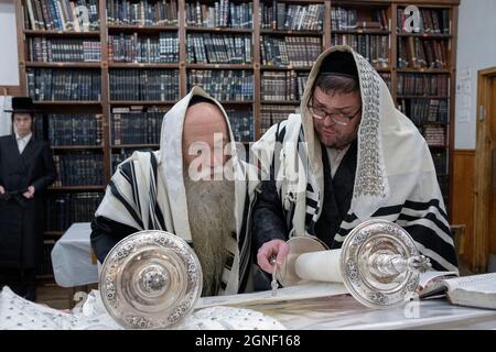 Ein orthodoxer jüdischer Mann wird zur Thora gerufen. In einer Synagoge in Williamsburg, Brooklyn, New York Stockfoto