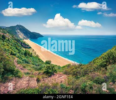 Luftaufnahme des Strandes von Milos. Herrliche Morgendüse des Ionischen Meeres. Sonnige Außenlandschaft der Insel Lefkada, Griechenland, Europa. Schönheit der Natur Co Stockfoto