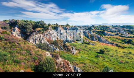 Attraktive Frühlingslandschaft der Düne am Xi Beach. Erstaunliche Morgenszene der Insel Cefalonia, Griechenland, Europa. Hintergrund des Reisekonzepts. Stockfoto