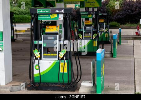 Schilder an einer BP-Tankstelle in Chippenham, Wiltshire, die aufgrund des Mangels an Lkw-Fahrern keinen Kraftstoff mehr hat, wirken sich in ganz Großbritannien aus Stockfoto