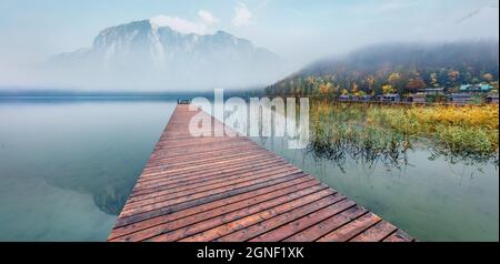 Malerische Herbstszene am Altausseer See. Panoramablick auf das Dorf Altaussee, Bezirk Liezen in der Steiermark, Österreich. Die Schönheit des Landes Stockfoto