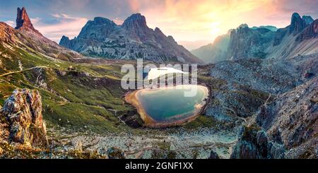 Beeindruckender Sommeraufgang im felsigen Bergtal. Fantastische Morgenszene des Nationalparks Tre Cime di Lavaredo mit Laghi del Piani Seen, Dolomiti Stockfoto