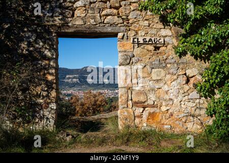 Ruinen verlassene Haus el sauc in aiguafreda, Wand von Efeu Berglandschaft durch die Tür blauen Himmel bedeckt Stockfoto