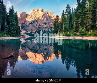 Majestätische Morgenansicht des Pragser Wildsees. Herrlicher Sommersonnenaufgang im Nationalpark Fanes-Sennes-Prags, Dolomiti Alpen, Südtirol, Ital Stockfoto