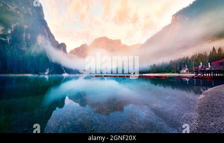 Nebliger Blick auf den Pragser Wildsee am Morgen. Fantastischer Sommersonnenaufgang im Nationalpark Fanes-Sennes-Prags, Dolomiti Alpen, Südtirol, Italien, Stockfoto