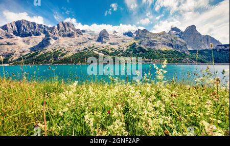 Atemberaubende Aussicht auf Fedaia See am Morgen. Farbenfrohe Sommerszene der Dolomiti Alpen, Gran Poz, Region Trentino-Südtirol, Italien, Europ Stockfoto