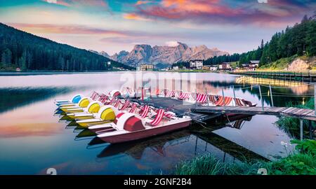 Atemberaubender Sommersonnenaufgang auf dem Misurina See. Fantastische Morgenszene des Nationalparks Tre Cime di Lavaredo, Lage Auronzo, Misurina Resort, Dolomiten Stockfoto