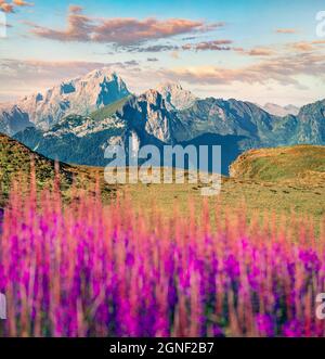Herrliche Morgenansicht der Col di Lana Bergkette vom Giau Pass. Malerische Sommerszene der Dolomiti Alpen, Region Cortina d’Ampezzo, Provinz von Stockfoto
