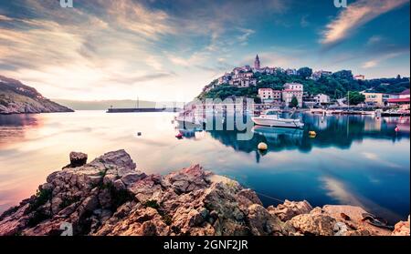 Attraktives Stadtbild am Morgen der Stadt Vrbnik. Faszinierende Sommerseelandschaft der Adria, Insel Krk, Kvarner Bucht Archipel, Kroatien, Europa. Schöner Stockfoto