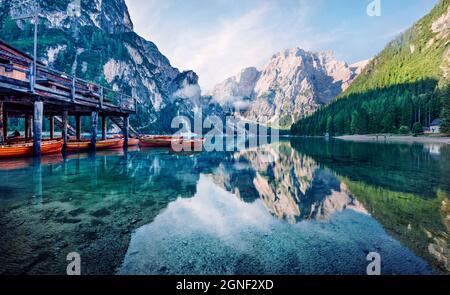 Malerischer Blick auf den Pragser Wildsee am Morgen. Attraktive Sommerszene im Nationalpark Fanes-Sennes-Prags, Dolomiti Alpen, Südtirol, I Stockfoto