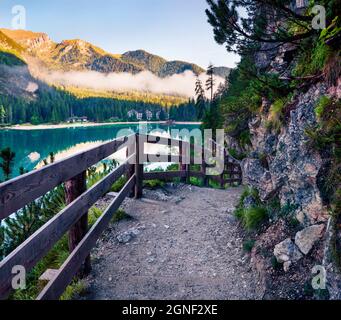 Wunderbarer Blick auf den Pragser Wildsee. Atemberaubender Sommersonnenaufgang im Nationalpark Fanes-Sennes-Prags, den Dolomiten, Südtirol, Ita Stockfoto