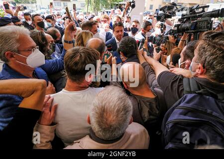 Giuseppe Conte, politischer Führer der 5-Sterne-Bewegung, besucht den lokalen Markt Fuorigrotta Metastasio in Neapel, 25. September 2021. Stockfoto