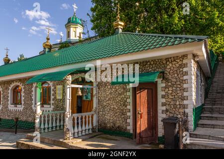 Saharna, Republik Moldau - 01. Mai 2016: Blick auf das Kloster Saharna, Heilige Dreifaltigkeit. Die größten Zentren für religiöse Wallfahrten in Moldawien. Stockfoto