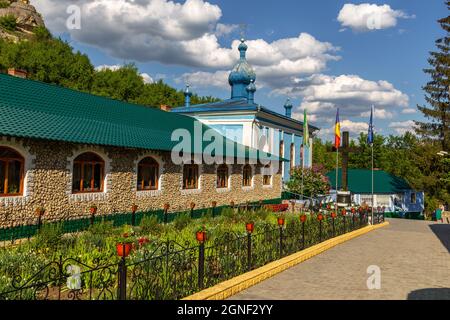 Saharna, Republik Moldau - 01. Mai 2016: Blick auf das Kloster Saharna, Heilige Dreifaltigkeit. Die größten Zentren für religiöse Wallfahrten in Moldawien. Stockfoto