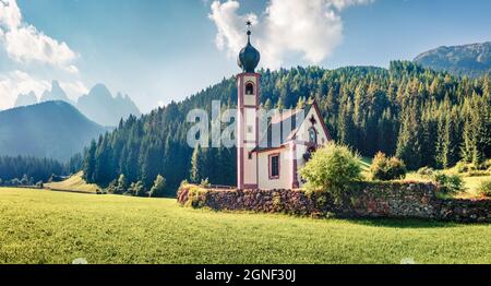 Panoramablick auf die Kirche San Giovanni im Dorf St. Magdalena. Farbenfrohe Sommerszene im Villnob-Tal mit den Bergen der Geisler-Gruppe auf b Stockfoto