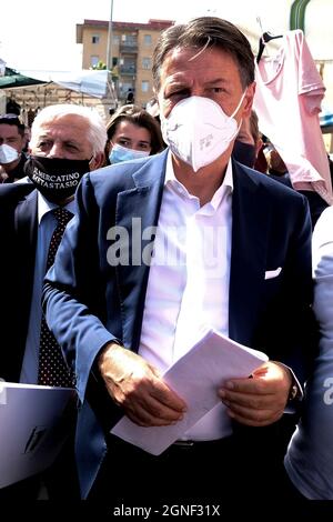 Giuseppe Conte, politischer Führer der 5-Sterne-Bewegung, besucht den lokalen Markt Fuorigrotta Metastasio in Neapel, 25. September 2021. Stockfoto